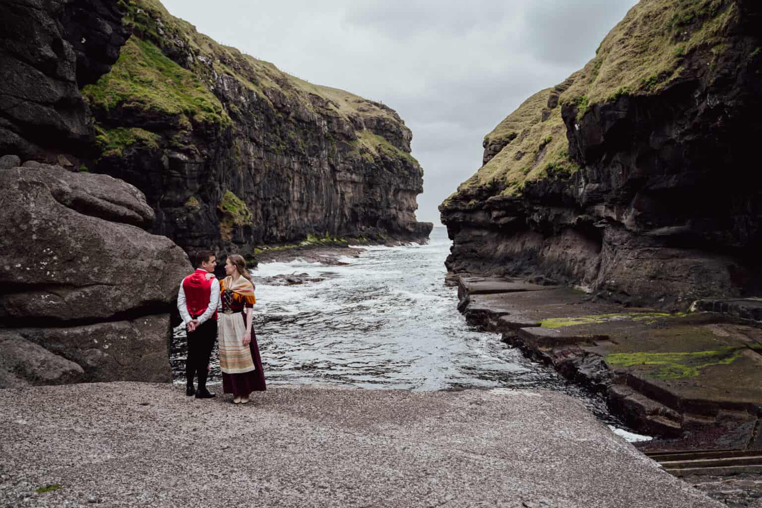 newly-married-gjogv-faroe-islands-photoshoot